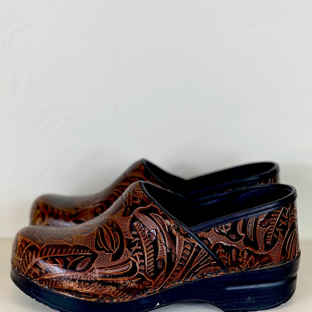 Dansko Brown textured professional clogs 39/8